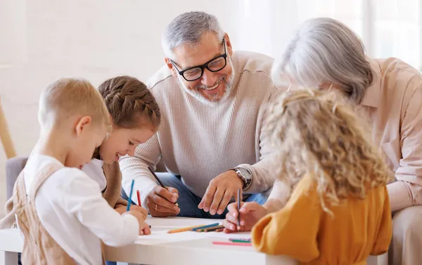 Lachend stel grootouders die in het weekend tijd doorbrengen met kleinkinderen — Stockfoto