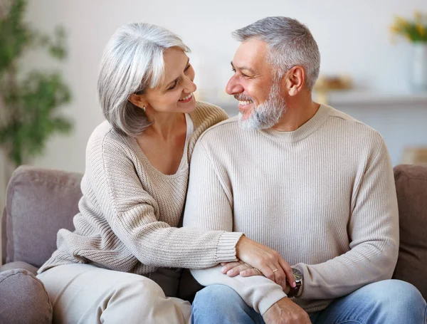 Hermosa sonriente pareja de ancianos marido y mujer mirando a la cámara con amor —  Fotos de Stock