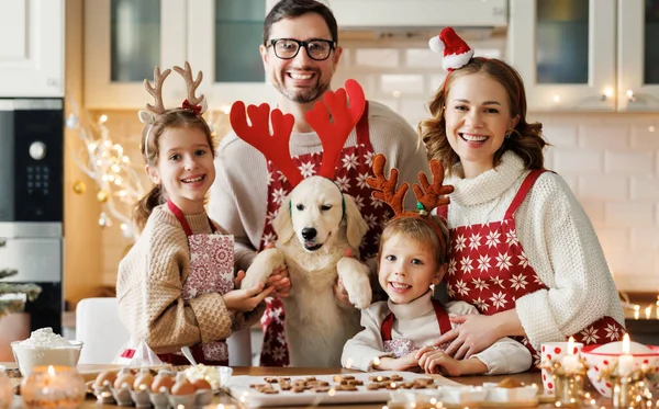 Glückliche Familieneltern mit zwei Kindern und Golden Retriever Welpen beim Backen von Weihnachtsplätzchen zu Hause — Stockfoto