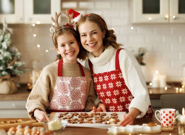 Feliz familia madre e hija haciendo galletas en la cocina en Navidad — Foto de Stock