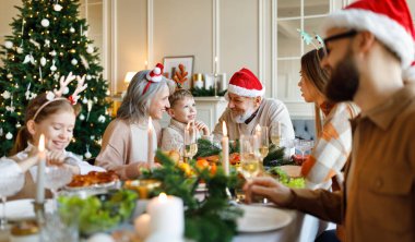 Mutlu aile üyeleri Noel ve yılbaşı kutlamalarının tadını çıkarıyorlar.