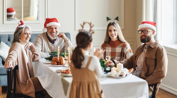 Niña recita poema de Navidad a la familia multi-generación durante la cena de Navidad — Foto de Stock