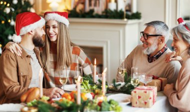 Mutlu aile Noel sabahı hediyelerini paylaşır, genç ve yaşlı çift Noel hediyelerini paylaşır.