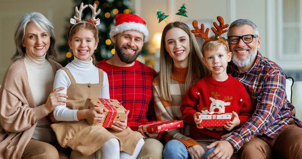 Feliz família multi geração celebrando Ano Novo ou véspera de Natal juntos em casa perto da árvore de xmas — Fotografia de Stock