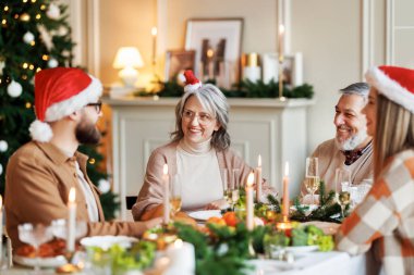 Mutlu aile Noel sabahı hediyelerini paylaşır, genç ve yaşlı çift Noel hediyelerini paylaşır.