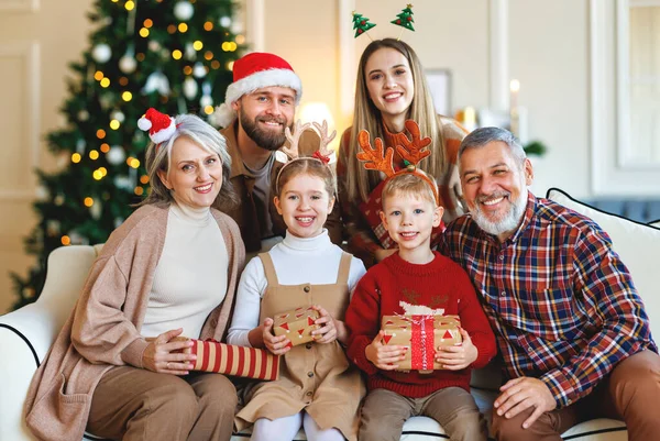 Bonne famille multi-génération célébrant le Nouvel An ou la veille de Noël ensemble à la maison près de l'arbre de Noël — Photo