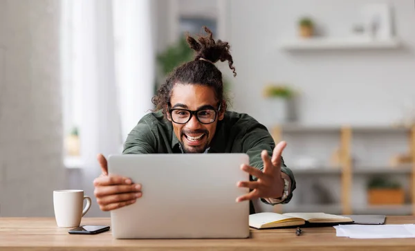 Overblij Afrikaans-Amerikaanse man op zoek naar laptop scherm het gevoel enthousiast na het ontvangen van baan aanbod — Stockfoto