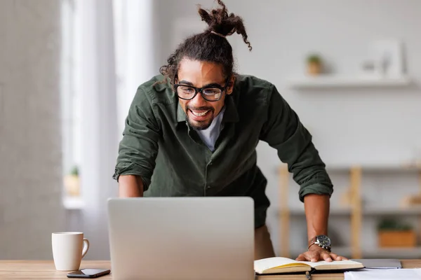 Overblij Afrikaans-Amerikaanse man op zoek naar laptop scherm het gevoel enthousiast na het ontvangen van baan aanbod — Stockfoto
