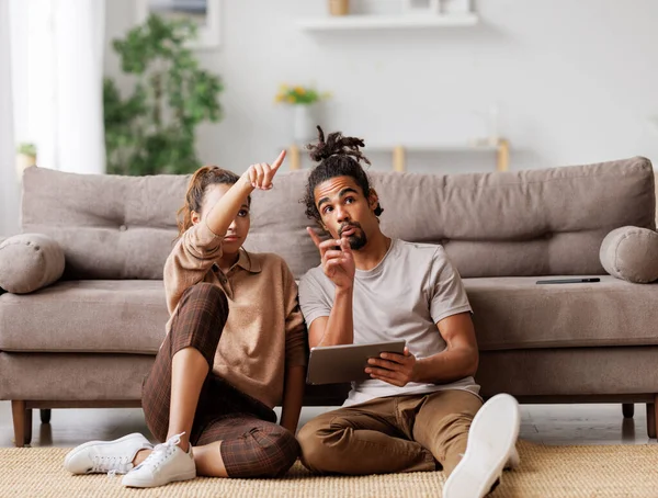 Jovem casal familiar afro-americano planejando renovação da casa, discutindo projeto de design em tablet — Fotografia de Stock