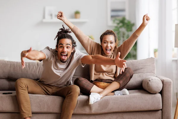 Entusiasmado jovem casal afro-americano celebrando gol enquanto assiste jogo de futebol juntos — Fotografia de Stock