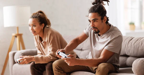 Africano casal americano rir e jogar jogos de vídeo juntos usando um console de vídeo game — Fotografia de Stock