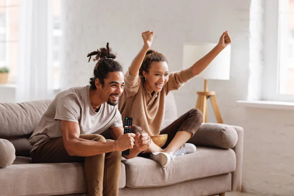 Alegre joven africano americano pareja celebrando gol mientras viendo fútbol partido juntos —  Fotos de Stock