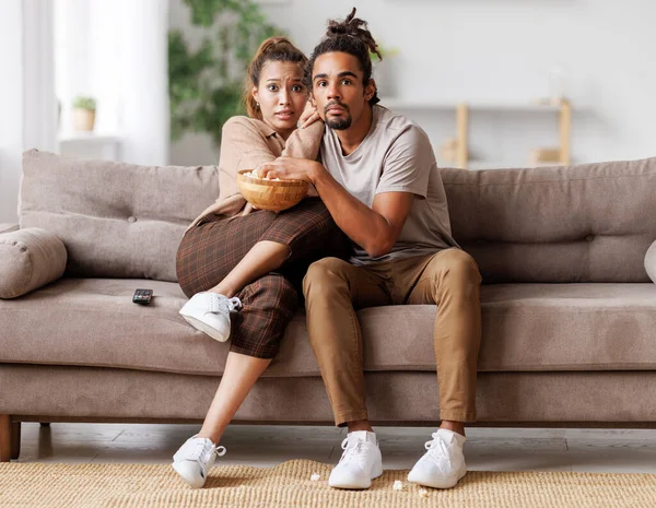 Jovem assustado afro-americano família casal gritando enquanto assiste filme de terror em casa — Fotografia de Stock