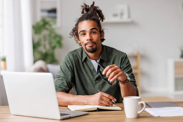 Jonge Afro-Amerikaanse man freelancer werken op afstand op laptop of online studeren thuis — Stockfoto