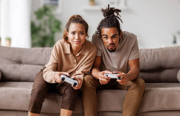 Afrikalı Amerikalı çiftler video oyun konsolu kullanarak birlikte gülüp oyun oynuyorlar. — Stok fotoğraf