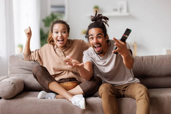 Alegre joven africano americano pareja celebrando gol mientras viendo fútbol partido juntos —  Fotos de Stock