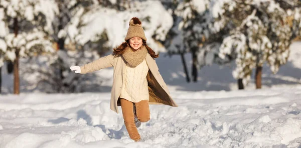 Menina feliz criança corre através do parque de neve de inverno — Fotografia de Stock