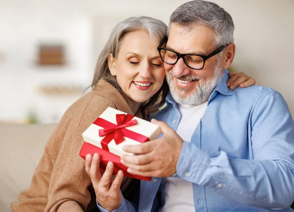 Щаслива романтична подружня пара старших людей, яка любить привітати одне одного з днем святого Валентина вдома. — стокове фото