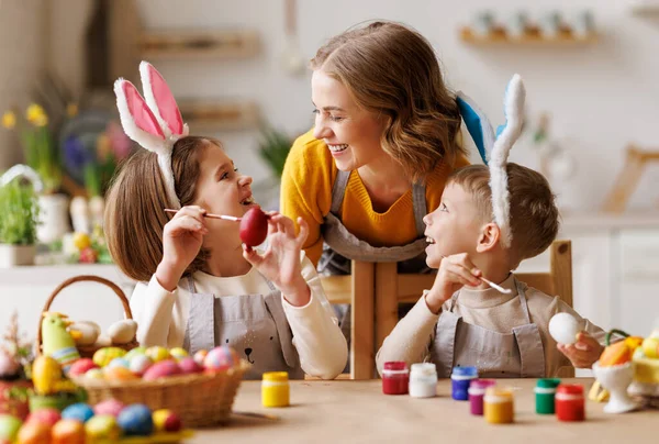 Veselé Velikonoce. rodinná matka a veselé děti s ušima se připravují na dovolenou — Stock fotografie