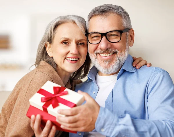 Felice romantica coppia anziana innamorata congratularsi con l'altro con San Valentino a casa — Foto Stock