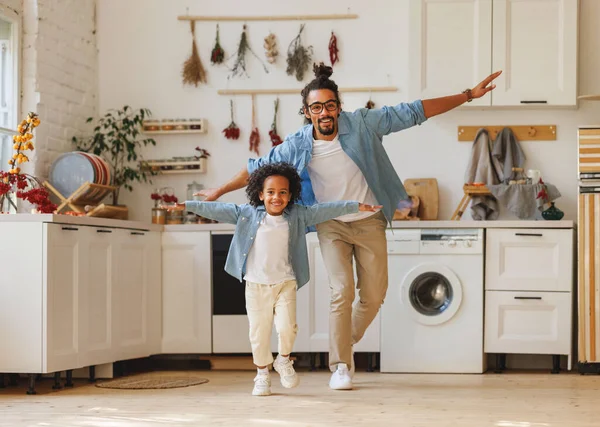 Mutlu Afro-Amerikan ailesi heyecanlı küçük çocuk babasıyla evde eğleniyor. — Stok fotoğraf