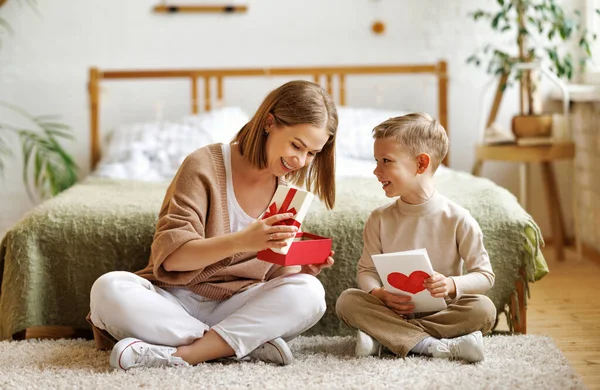 Mãe e filho ler cartão de saudação — Fotografia de Stock