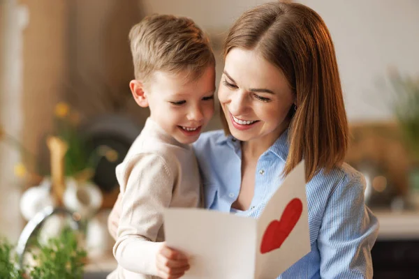 Moeder en zoon lezen wenskaart — Stockfoto