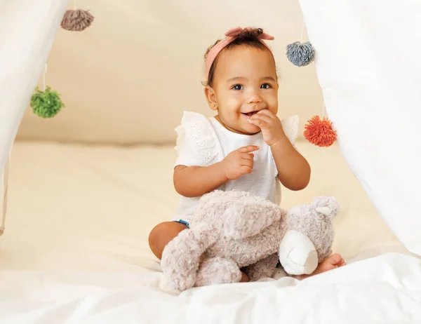 Cute adorable african american little baby girl infant wearing pink bow headband in teepee tent — Stock Photo, Image