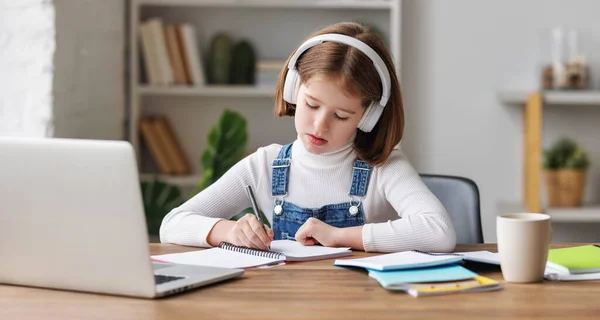 Fata inteligentă face note în timpul lecției online — Fotografie, imagine de stoc