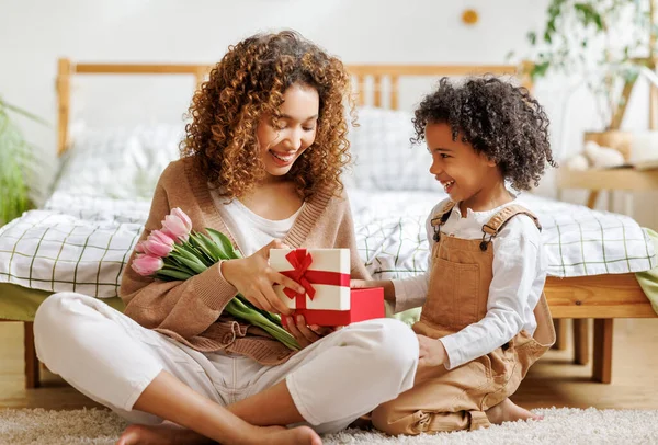 Mãe e filho feliz caixa de presente de abertura — Fotografia de Stock