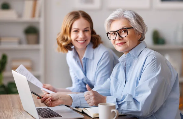 Zakelijke vrouwen werken samen aan een project op kantoor — Stockfoto