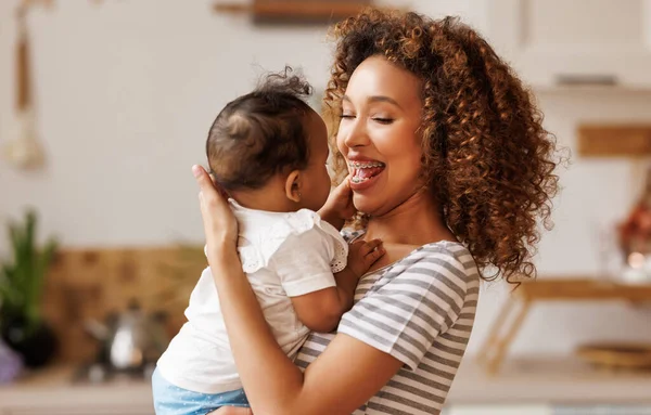 Happy Cheerful African American Mother Holds Laughing Baby Daughter Her — Stock Photo, Image