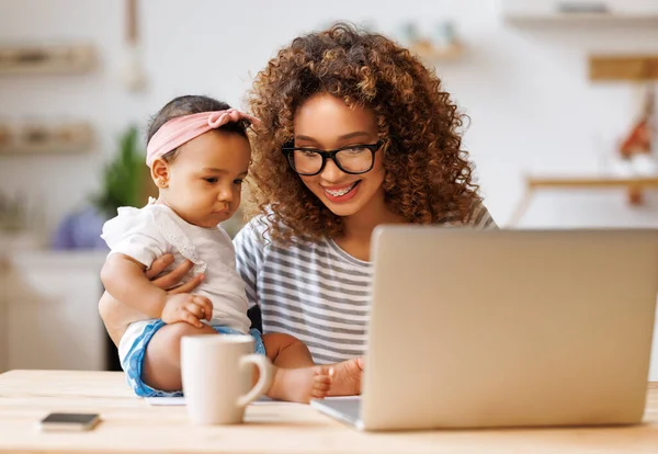 Independiente Maternidad Feliz Joven Afroamericana Mujer Madre Autónoma Disfrutando Trabajo — Foto de Stock