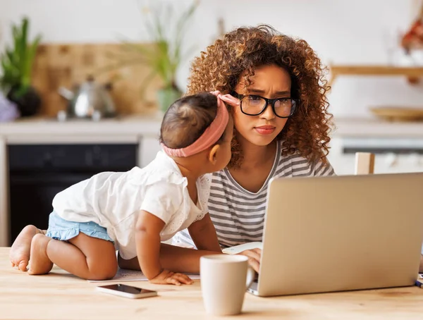 Young Irritated Stressed African American Mothertrying Concentrate Looking Laptop Screen — Stock Photo, Image