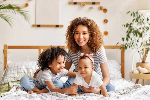 Feliz Mãe Encaracolado Étnico Brincando Com Risos Pequeno Filho Filha — Fotografia de Stock