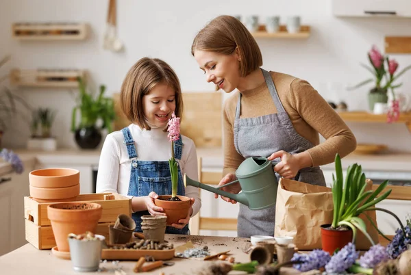 Alegre Mamá Ropa Casual Sonriendo Con Hija Niño Mientras Regamos — Foto de Stock