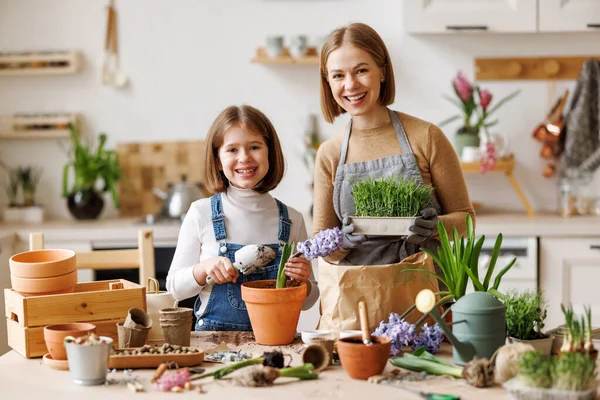 Fröhliche Mutter Und Kind Mit Eingetopften Hyazinthenblüten Lächeln Und Die — Stockfoto