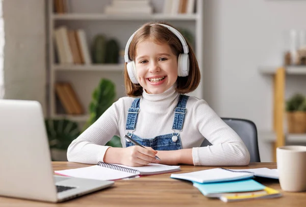 Positief Kind Schoolmeisje Met Draadloze Hoofdtelefoon Blij Glimlachen Zitten Aan — Stockfoto