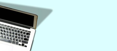 Modern alüminyum bilgisayar veya dizüstü bilgisayar klavyesi mavi arkaplanı izole etti