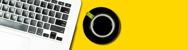 Moderní Hliníkový Počítač Nebo Notebook Klávesnice Šálek Kávy Izolované Žluté — Stock fotografie