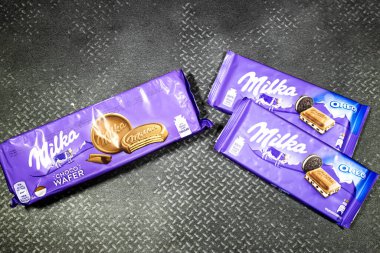 MASCARA, ALGERIA - 01 Ekim 2021: Milka Choco gofret tatlılar ve grunge arkaplanda çikolatalar