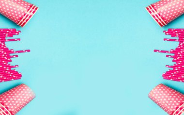 kız doğum günü partisi konsepti, tek kullanımlık fincanlar ve mavi arka planda pipetler