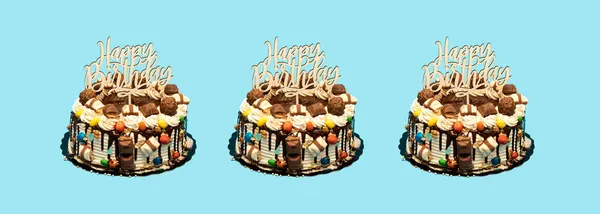 Trzy Urodzinowe Ciasto Warstwowe Ozdobione Kawałkami Czekolady Happy Birthday Tekst — Zdjęcie stockowe