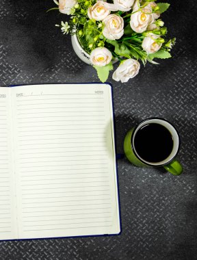düz masa üstü, çiçeğin demliği ve fincan kahvesi metin veya dizayn defteriniz veya gündeminiz için kopya alanı ile yatar