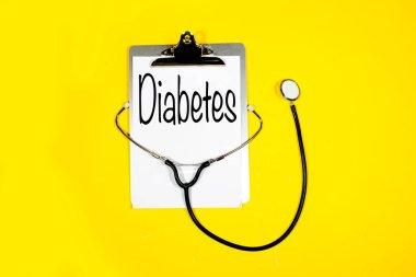 Hastalık diyabeti konsepti panoda el yazısı ve steteskop sarıda izole edilmiş. 