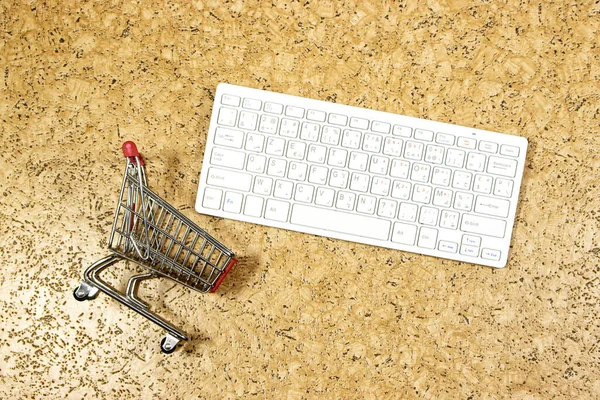 Internet Online Shopping Konzept Mit Computer Und Warenkorb — Stockfoto