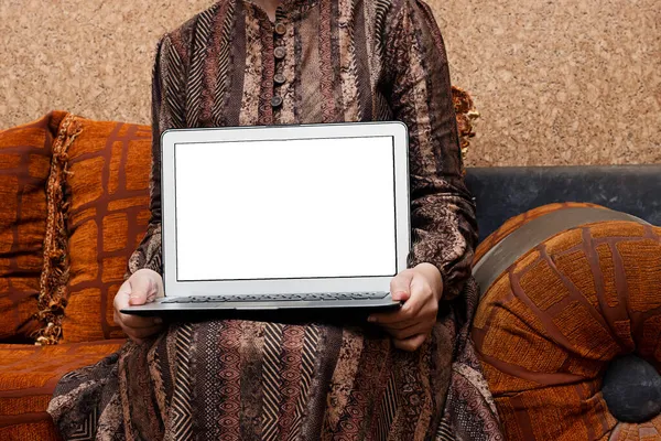 Žena Sedí Salonku Morocco Drží Notebook Prázdnou Obrazovkou Pro Vaše — Stock fotografie