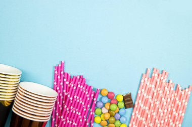 Mutlu yıllar, Çikolata Şeker ve saman ve tek kullanımlık bardaklar mavi arka planda