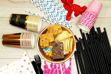 Mutlu yıllar, Çikolata Şeker ve saman ve cips patates, kurabiye ve plastik çatallı ve kağıt tabaklı tek kullanımlık bardaklar.