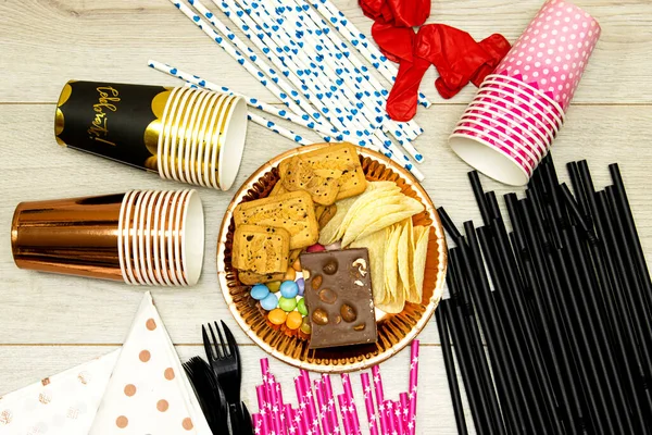 Mutlu yıllar, Çikolata Şeker ve saman ve cips patates, kurabiye ve plastik çatallı ve kağıt tabaklı tek kullanımlık bardaklar.